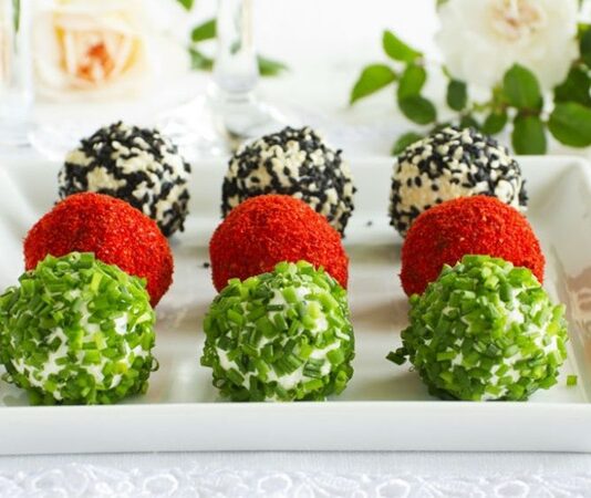 Atıştırmalık kültürü, modern yaşamın temposu içinde şekillenen ama kökleri oldukça eskiye dayanan bir beslenme ve paylaşım pratiğini ifade eder. Ana öğünlerin dışında tüketilen küçük porsiyonlu yiyecekler, günümüzde yalnızca açlığı bastıran seçenekler olarak değil, sosyal ilişkilerin ve bireysel molaların da tamamlayıcısı olarak görülmektedir. Atıştırmalık kültürü, hız, pratiklik ve çeşitlilik kavramları etrafında gelişirken, aynı zamanda toplumsal alışkanlıkların da aynası haline gelmiştir. Konulu bir haber görseli.