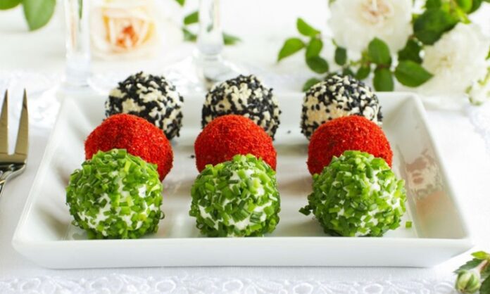 Atıştırmalık kültürü, modern yaşamın temposu içinde şekillenen ama kökleri oldukça eskiye dayanan bir beslenme ve paylaşım pratiğini ifade eder. Ana öğünlerin dışında tüketilen küçük porsiyonlu yiyecekler, günümüzde yalnızca açlığı bastıran seçenekler olarak değil, sosyal ilişkilerin ve bireysel molaların da tamamlayıcısı olarak görülmektedir. Atıştırmalık kültürü, hız, pratiklik ve çeşitlilik kavramları etrafında gelişirken, aynı zamanda toplumsal alışkanlıkların da aynası haline gelmiştir. Konulu bir haber görseli.