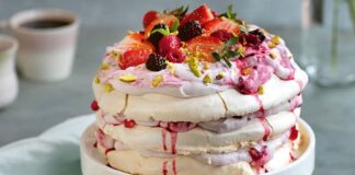 Dünya mutfaklarının son yıllarda en çok konuşulan tatlılarından biri haline gelen Pavlova, hafif yapısı ve zarif görünümü sayesinde geniş kitlelere ulaşmayı başarıyor. Yapımında kullanılan yumurta beyazı ve şekerin ortaya çıkardığı ince kıtır yapı, tatlının kendine özgü dokusunu oluştururken, üzerine eklenen taze meyveler Pavlova’ya hem lezzet hem de görsel zenginlik katıyor. Özellikle yaz aylarında tercih edilen ferahlatıcı etkisiyle ön plana çıkan bu tatlı, günümüzde restoran menülerinin vazgeçilmezleri arasında yer alıyor. Konulu bir haber görseli.