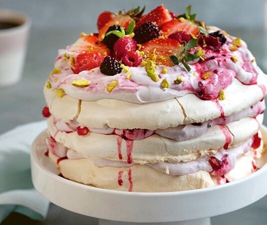 Dünya mutfaklarının son yıllarda en çok konuşulan tatlılarından biri haline gelen Pavlova, hafif yapısı ve zarif görünümü sayesinde geniş kitlelere ulaşmayı başarıyor. Yapımında kullanılan yumurta beyazı ve şekerin ortaya çıkardığı ince kıtır yapı, tatlının kendine özgü dokusunu oluştururken, üzerine eklenen taze meyveler Pavlova’ya hem lezzet hem de görsel zenginlik katıyor. Özellikle yaz aylarında tercih edilen ferahlatıcı etkisiyle ön plana çıkan bu tatlı, günümüzde restoran menülerinin vazgeçilmezleri arasında yer alıyor. Konulu bir haber görseli.