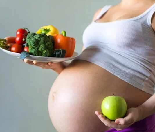 Gebelik dönemi, anne adayının yaşamındaki en özel ve en hassas süreçlerden biridir. Bu dönemde uygulanan hamile diyeti, yalnızca annenin sağlığını değil, bebeğin fiziksel ve zihinsel gelişimini de doğrudan etkiler. Vücutta meydana gelen hormonal değişimler, artan enerji ihtiyacı ve bebeğin büyüme süreci, hamile diyeti konusunu son derece önemli hale getirir. Bu nedenle gebelik boyunca bilinçli ve dengeli bir beslenme yaklaşımı benimsenmelidir. Konulu bir haber görseli.