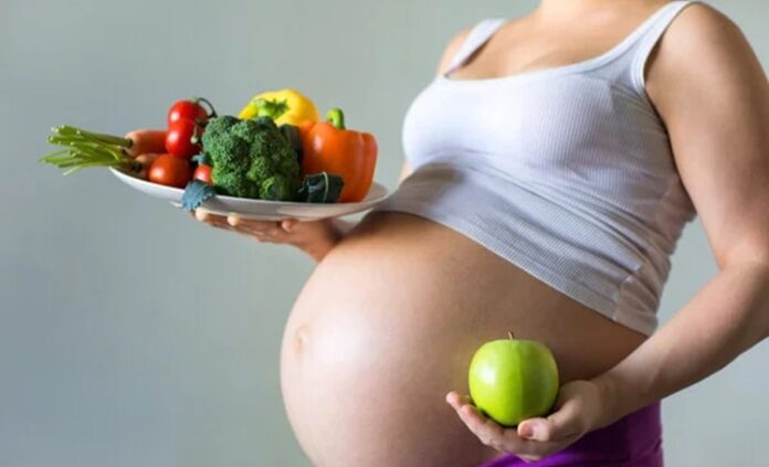 Gebelik dönemi, anne adayının yaşamındaki en özel ve en hassas süreçlerden biridir. Bu dönemde uygulanan hamile diyeti, yalnızca annenin sağlığını değil, bebeğin fiziksel ve zihinsel gelişimini de doğrudan etkiler. Vücutta meydana gelen hormonal değişimler, artan enerji ihtiyacı ve bebeğin büyüme süreci, hamile diyeti konusunu son derece önemli hale getirir. Bu nedenle gebelik boyunca bilinçli ve dengeli bir beslenme yaklaşımı benimsenmelidir. Konulu bir haber görseli.