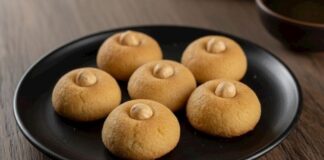 Türk mutfağı, yıllardır süre gelen tatlı geleneğini en özgün şekilde yansıtan pek çok tarifle dolu. Bu tariflerden biri de görünümüyle bile ayrı bir merak uyandıran hanım göbeği tatlısı. Şerbetli tatlılar arasında özel bir yere sahip olan bu tatlı, hem hafif yapısıyla hem de geleneksel malzemeleriyle sofralarda yer bulmaya devam ediyor. Anadolu’nun birçok şehrinde özellikle bayramlarda, özel günlerde ve misafir sunumlarında tercih edilen hanım göbeği tatlısı, günümüzde evlerde daha pratik yöntemlerle uygulanabilir hale geldi. Konulu bir haber görseli.