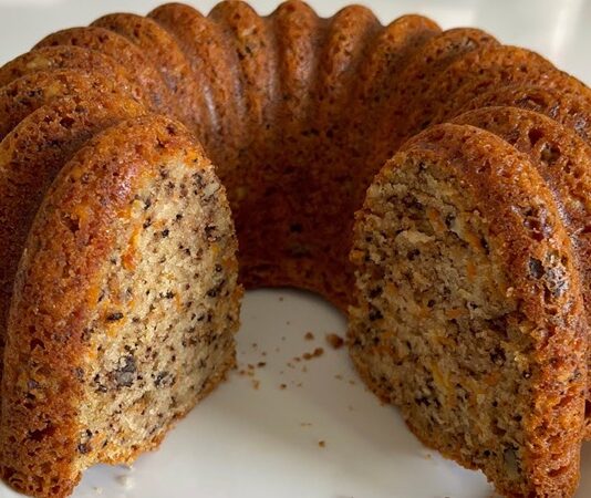 Son dönemlerde ev yapımı tariflerin popülerleşmesiyle birlikte havuçlu kek yeniden gündemde öne çıkan tatlılardan biri haline geldi. Özellikle hafif tatlar arayan, sebze ve tatlı dengesini seven kullanıcılar için ideal bir alternatif sunan bu kek, hem pratik hazırlanması hem de besleyici içeriği sayesinde tercih ediliyor. Geleneksel tariflerle modern dokunuşları bir araya getiren havuçlu kek, ev mutfaklarında olduğu kadar pastanelerde de daha sık görülmeye başladı. Sosyal medyada paylaşılan videolar ve tarif içerikleri de bu tatlının popülerliğini artırarak geniş kitlelere ulaşmasını sağladı. Konulu bir haber görseli.