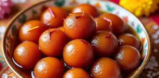 Hindistan’ın en sevilen tatlılarından biri olan Gulab Jamun, son yıllarda sadece Güney Asya’da değil dünya genelinde tatlı severlerin dikkatini çekmeye devam ediyor. Paylaşılan videolar, sokak lezzeti kültürü ve uluslararası restoran zincirlerinin menülerine eklemesi sayesinde gulab jamun, küresel gastronomide kendine daha fazla yer edinmeye başladı. Geleneksel hazırlama yöntemi, yoğun kıvamlı şerbeti ve kendine özgü baharat aromalarıyla öne çıkan tatlı, şimdilerde Batı ülkelerinde bile aranan tatlar arasına girdi. Konulu bir haber görseli.