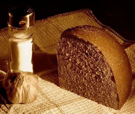 Hristiyan Ortodoks geleneğinde oruç, yalnızca belirli yiyeceklerden uzak durmayı değil, aynı zamanda ruhsal arınmayı ve disiplinli bir yaşam biçimini ifade eder. Bu anlayış içinde şekillenen Hristiyan Ortodoks oruç diyeti, bedensel ihtiyaçlar ile manevi hedefler arasında bir denge kurmayı amaçlar. Yüzyıllardır uygulanan bu beslenme yaklaşımı, belirli dönemlerde et, süt ürünleri ve bazı hayvansal gıdaların sınırlandırılmasına dayanır. Konulu bir haber görseli.