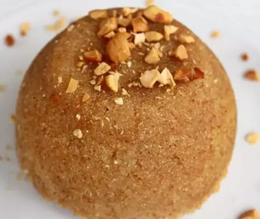 Türkiye’nin köklü tatlı mirasları arasında özel bir yere sahip olan irmik helvası, hem pratik hazırlanışı hem de duygusal anlamı nedeniyle yüzyıllardır sofralardan eksik olmuyor. Hem acı hem tatlı günlerde yapılan bu özel lezzet, kültürümüzde önemli bir sembolik anlam taşıyor. Bir yandan kayıpların ardından paylaşılan bir anma geleneği olarak karşımıza çıkarken, diğer yandan mutlu anlarda, kutlamalarda ve bereketli günlerde sofraları süsleyen bir tatlıya dönüşüyor. Bu yönüyle irmik helvası, Anadolu’nun en çok sahiplenilen tatlılarından biri olmayı sürdürüyor. Konulu bir haber görseli.