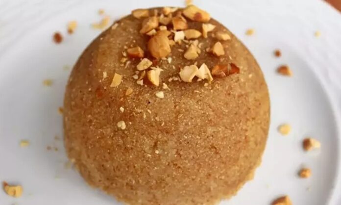 Türkiye’nin köklü tatlı mirasları arasında özel bir yere sahip olan irmik helvası, hem pratik hazırlanışı hem de duygusal anlamı nedeniyle yüzyıllardır sofralardan eksik olmuyor. Hem acı hem tatlı günlerde yapılan bu özel lezzet, kültürümüzde önemli bir sembolik anlam taşıyor. Bir yandan kayıpların ardından paylaşılan bir anma geleneği olarak karşımıza çıkarken, diğer yandan mutlu anlarda, kutlamalarda ve bereketli günlerde sofraları süsleyen bir tatlıya dönüşüyor. Bu yönüyle irmik helvası, Anadolu’nun en çok sahiplenilen tatlılarından biri olmayı sürdürüyor. Konulu bir haber görseli.