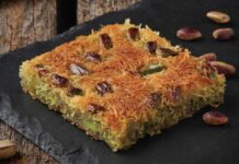 Kadayıfın Altın Çağı Geleneksel Lezzetin Modern Sofralardaki Yeni Yolculuğu Türkiye’nin en sevilen tatlılarından biri olan kadayıf, hem köklü geçmişi hem de zengin lezzet yapısıyla uzun bir kültürel geleneğin temsilcisi konumunda bulunuyor. Osmanlı döneminde saray mutfağının önemli tatlıları arasında kabul edilen kadayıf, özellikle Ramazan ve bayram dönemlerinde sofraların en çok tercih edilen tatlılarından biri hâline gelmiştir. Bu tatlı, Ortadoğu’dan Balkanlara kadar geniş bir coğrafyada kendine yer edinmiş, her bölgenin damak tadına ve kültürel alışkanlıklarına göre farklı tariflerle yeniden şekillenmiştir. Bu nedenle kadayıf, sadece tatlı olarak değil bir kültürel aktarım aracı olarak da önem taşır. Konulu bir haber görseli.