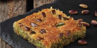 Türkiye’nin en sevilen tatlılarından biri olan kadayıf, hem köklü geçmişi hem de zengin lezzet yapısıyla uzun bir kültürel geleneğin temsilcisi konumunda bulunuyor. Osmanlı döneminde saray mutfağının önemli tatlıları arasında kabul edilen kadayıf, özellikle Ramazan ve bayram dönemlerinde sofraların en çok tercih edilen tatlılarından biri hâline gelmiştir. Bu tatlı, Ortadoğu’dan Balkanlara kadar geniş bir coğrafyada kendine yer edinmiş, her bölgenin damak tadına ve kültürel alışkanlıklarına göre farklı tariflerle yeniden şekillenmiştir. Bu nedenle kadayıf, sadece tatlı olarak değil bir kültürel aktarım aracı olarak da önem taşır. Konulu bir haber görseli.