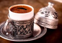 Kahve, yüzyıllardır hem yemek kültürü hem de sosyal yaşamın önemli bir parçası olmuştur. Etiyopya kökenli kahve, zamanla Osmanlı topraklarından Avrupa’ya ve tüm dünyaya yayılmıştır. Kahvenin keşfi, sadece bir içecek olarak değil, kültürel bir ritüel ve toplumsal bir gelenek olarak da değer kazanmasını sağlamıştır. Kahve kültürü, sohbetlerin, misafir ağırlamanın ve sosyal etkileşimlerin merkezinde yer almıştır. Konulu bir haber görseli.