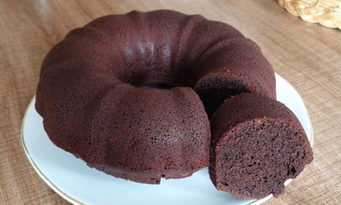 Son yıllarda özellikle ev yapımı tatlılara yönelen tüketicilerin ilgisi, kakaolu kek tariflerinin yeniden popülerleşmesini sağladı. Kolay hazırlanabilir olması, ekonomik malzemelerle yapılabilmesi ve her damak tadına hitap eden esnek bir tarif sunması, kakaolu keki hem evlerde hem de pastanelerde en çok tercih edilen lezzetlerden biri haline getirdi. Sosyal medya platformlarında paylaşılan kısa videolar, pratik tarifler ve yaratıcılığı öne çıkaran sunum fikirleri, kakaolu kek aramalarında belirgin bir artışa sebep oldu. Bu da özellikle ev kullanıcılarının kek tariflerine karşı ilgisini daha da hareketlendirdi. Konulu bir haber görseli.