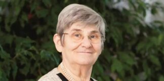 Karatay Diyeti, Türkiye’de son yıllarda en çok konuşulan beslenme modellerinden biri olmayı sürdürüyor. Özellikle karbonhidrat tüketimine getirdiği sınırlamalar ve doğal besinlere verdiği önemle dikkat çeken bu yaklaşım, kilo kontrolü ve metabolik sağlık konularında yoğun ilgi görüyor. Geleneksel diyet anlayışlarından farklı bir çizgide ilerleyen Karatay Diyeti, beslenme alışkanlıklarını kökten değiştirmeyi hedefleyen bir sistem sunuyor. Konulu bir haber görseli.