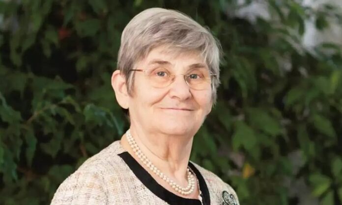 Karatay Diyeti, Türkiye’de son yıllarda en çok konuşulan beslenme modellerinden biri olmayı sürdürüyor. Özellikle karbonhidrat tüketimine getirdiği sınırlamalar ve doğal besinlere verdiği önemle dikkat çeken bu yaklaşım, kilo kontrolü ve metabolik sağlık konularında yoğun ilgi görüyor. Geleneksel diyet anlayışlarından farklı bir çizgide ilerleyen Karatay Diyeti, beslenme alışkanlıklarını kökten değiştirmeyi hedefleyen bir sistem sunuyor. Konulu bir haber görseli.