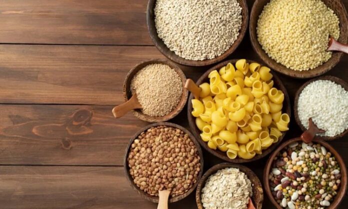 Karbonhidrat sayımı, özellikle son yıllarda sağlıklı beslenme ve kilo kontrolü konularına ilgi duyan bireyler arasında giderek daha fazla konuşulan bir yöntem hâline gelmiştir. Bu yaklaşım, tüketilen besinlerdeki karbonhidrat miktarının bilinmesini ve günlük beslenme planının buna göre düzenlenmesini temel alır. Karbonhidrat sayımı, yalnızca kilo vermek isteyenler için değil, aynı zamanda kan şekeri dengesini korumayı amaçlayan bireyler için de önemli bir rehber olarak görülmektedir. Konulu bir haber görseli.