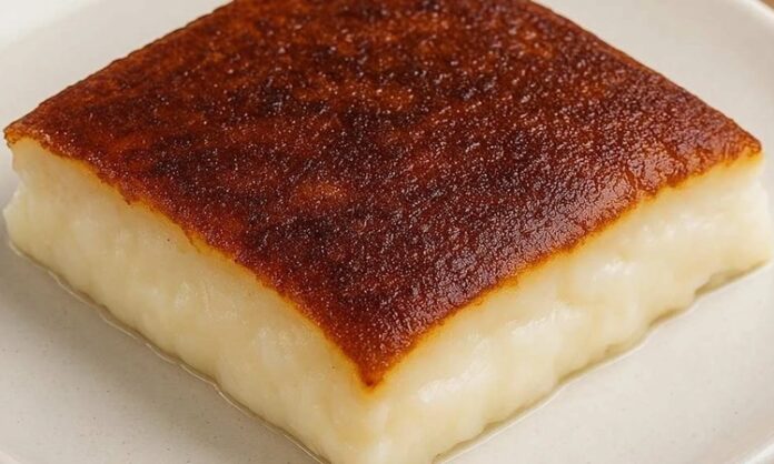 Kars kazandibi, Anadolu tatlı kültürünün köklü mirasını günümüze taşıyan en özel lezzetlerden biri olarak yeniden gastronomi dünyasında yükselişe geçti. Özellikle son yıllarda geleneksel tatlılara olan ilginin artması, bu bölgesel lezzetin daha fazla tanınmasını sağladı. Hem görünümü hem de kendine özgü karamelize yapısıyla diğer sütlü tatlılardan ayrılan Kars kazandibi, Kars mutfağının güçlü süt ürünleri geleneğini yansıtan bir tatlı olarak öne çıkıyor. Bu nedenle tatlı severlerin favorileri arasında hızla yükselmeye devam ediyor. Konulu bir haber görseli.