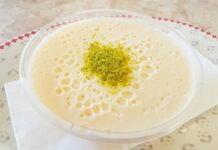 Keşkül, Osmanlı mutfağından günümüze ulaşan, özellikle ramazan aylarında en çok tercih edilen sütlü tatlılardan biri olarak bilinir. Geleneksel yapısıyla sofralarda yer bulan bu tatlı, hem hafifliği hem de badem aromasıyla tatlı severlerin vazgeçilmezi olmayı sürdürüyor. Günümüzde ise farklı sunum ve modern yorumlarla yeniden değer kazanmış durumda. Özellikle son yıllarda gastronomi dünyasında nostaljik tatlara yönelimin artması keşküle olan ilgiyi yeniden yükseltmiş bulunuyor. Konulu bir haber görseli.