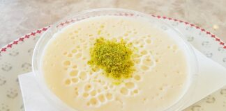 Keşkül, Osmanlı mutfağından günümüze ulaşan, özellikle ramazan aylarında en çok tercih edilen sütlü tatlılardan biri olarak bilinir. Geleneksel yapısıyla sofralarda yer bulan bu tatlı, hem hafifliği hem de badem aromasıyla tatlı severlerin vazgeçilmezi olmayı sürdürüyor. Günümüzde ise farklı sunum ve modern yorumlarla yeniden değer kazanmış durumda. Özellikle son yıllarda gastronomi dünyasında nostaljik tatlara yönelimin artması keşküle olan ilgiyi yeniden yükseltmiş bulunuyor. Konulu bir haber görseli.