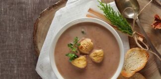 Kış aylarının vazgeçilmez tatlarından biri olan kestaneli çorba, son yıllarda hem geleneksel mutfaklarda hem de modern restoranlarda dikkat çeken bir lezzet haline geldi. Özellikle soğuk havalarda içinizi ısıtan bu eşsiz çorba, hem sağlıklı hem de doyurucu bir seçenek olarak öne çıkıyor. Kestaneli çorba tarifleri, farklı malzemelerle çeşitlendirilerek hem ev mutfaklarında hem de gurme restoran menülerinde sıkça yer alıyor. Konulu bir haber görseli.