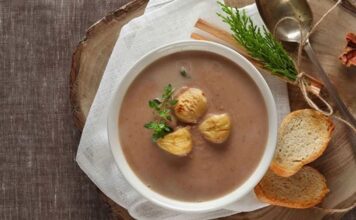 Kış aylarının vazgeçilmez tatlarından biri olan kestaneli çorba, son yıllarda hem geleneksel mutfaklarda hem de modern restoranlarda dikkat çeken bir lezzet haline geldi. Özellikle soğuk havalarda içinizi ısıtan bu eşsiz çorba, hem sağlıklı hem de doyurucu bir seçenek olarak öne çıkıyor. Kestaneli çorba tarifleri, farklı malzemelerle çeşitlendirilerek hem ev mutfaklarında hem de gurme restoran menülerinde sıkça yer alıyor. Konulu bir haber görseli.
