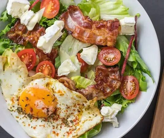 Ketojenik Yemeklerle Sağlıklı Beslenme Anlayışı Günlük Hayatta Daha Fazla Yer Buluyor Ketojenik beslenme son yıllarda yalnızca kilo vermeye odaklanan geçici diyetlerden biri olarak değil, bütüncül bir yaşam tarzı olarak öne çıkıyor. Özellikle ketojenik yemek kavramı, karbonhidrat merkezli klasik beslenme alışkanlıklarını sorgulayan bireyler için güçlü bir alternatif oluşturuyor. Yağ oranı yüksek, karbonhidrat oranı oldukça düşük olan bu beslenme düzeni; metabolizmanın çalışma biçimini değiştirmesiyle dikkat çekiyor. Bu yönüyle ketojenik mutfak, hem fiziksel hem de zihinsel performansla ilişkilendirilen bir beslenme anlayışına dönüşmüş durumda. Konulu bir haber görseli.