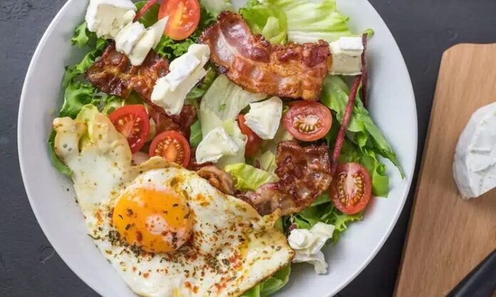 Ketojenik beslenme son yıllarda yalnızca kilo vermeye odaklanan geçici diyetlerden biri olarak değil, bütüncül bir yaşam tarzı olarak öne çıkıyor. Özellikle ketojenik yemek kavramı, karbonhidrat merkezli klasik beslenme alışkanlıklarını sorgulayan bireyler için güçlü bir alternatif oluşturuyor. Yağ oranı yüksek, karbonhidrat oranı oldukça düşük olan bu beslenme düzeni; metabolizmanın çalışma biçimini değiştirmesiyle dikkat çekiyor. Bu yönüyle ketojenik mutfak, hem fiziksel hem de zihinsel performansla ilişkilendirilen bir beslenme anlayışına dönüşmüş durumda. Konulu bir haber görseli.