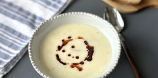 Kış aylarının yaklaşmasıyla birlikte çorbalar sofraların vazgeçilmezi hâline geliyor. Özellikle hem besleyici hem de doyurucu seçenekler arayanlar için kremalı tavuk çorbası, sıcak ve yoğun aromasıyla öne çıkıyor. Tavuk eti ve kremanın birleşimi, çorbaya hem zengin bir lezzet hem de yumuşak bir kıvam kazandırıyor. Bu nedenle ev mutfaklarında sıkça tercih edilen bu tarif, restoran menülerinde de popüler bir başlangıç olarak yer alıyor. Konulu bir haber görseli.