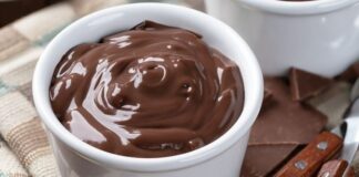 Puding, sade hazırlanışı, hafif dokusu ve her damak zevkine uyarlanabilir yapısıyla son yılların yeniden yükselişe geçen tatlıları arasında yer alıyor. Özellikle evde tatlı yapmak isteyenlerin ilk tercihleri arasında bulunan puding, hem çocukların hem yetişkinlerin gözdesi olmayı sürdürüyor. Türkiye genelinde market raflarında onlarca çeşidinin bulunması, yeni tarif denemelerinin sosyal medyada hızla yayılması ve restoran menülerinde bile özel sunumlarla yer alması, bu tatlının ne kadar geniş bir kitleye hitap ettiğini yeniden gözler önüne seriyor. Kolay hazırlanabilir olması da onu ev mutfaklarının vazgeçilmezlerinden biri haline getiriyor. Konulu bir haber görseli.