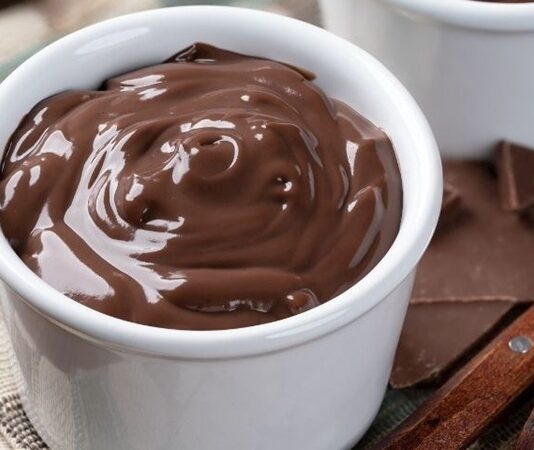 Puding, sade hazırlanışı, hafif dokusu ve her damak zevkine uyarlanabilir yapısıyla son yılların yeniden yükselişe geçen tatlıları arasında yer alıyor. Özellikle evde tatlı yapmak isteyenlerin ilk tercihleri arasında bulunan puding, hem çocukların hem yetişkinlerin gözdesi olmayı sürdürüyor. Türkiye genelinde market raflarında onlarca çeşidinin bulunması, yeni tarif denemelerinin sosyal medyada hızla yayılması ve restoran menülerinde bile özel sunumlarla yer alması, bu tatlının ne kadar geniş bir kitleye hitap ettiğini yeniden gözler önüne seriyor. Kolay hazırlanabilir olması da onu ev mutfaklarının vazgeçilmezlerinden biri haline getiriyor. Konulu bir haber görseli.