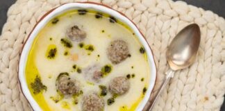 Türk mutfağının en sevilen sıcak başlangıçlarından biri olan köfteli çorba, hem doyuruculuğu hem de pratik hazırlanabilirliği sayesinde son dönemlerde yeniden popülerlik kazanıyor. Özellikle ev yapımı köftelerin çorbanın içinde dağılmadan pişmesi, lezzetin dengeli ve yumuşak bir şekilde ortaya çıkmasını sağlıyor. Geleneksel tariflerin modern mutfak teknikleriyle birleşmesiyle ortaya çıkan bu özel çorba, hem kış aylarında hem de yılın diğer dönemlerinde sofralarda kendine yer buluyor. Hafif kıvamı, besleyici yapısı ve baharatların belirgin aromasıyla köfteli çorba, hem çocukların hem yetişkinlerin beğenisini kazanan klasik bir tarif olarak öne çıkıyor. Konulu bir haber görseli.