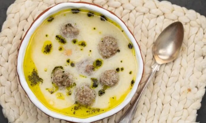 Türk mutfağının en sevilen sıcak başlangıçlarından biri olan köfteli çorba, hem doyuruculuğu hem de pratik hazırlanabilirliği sayesinde son dönemlerde yeniden popülerlik kazanıyor. Özellikle ev yapımı köftelerin çorbanın içinde dağılmadan pişmesi, lezzetin dengeli ve yumuşak bir şekilde ortaya çıkmasını sağlıyor. Geleneksel tariflerin modern mutfak teknikleriyle birleşmesiyle ortaya çıkan bu özel çorba, hem kış aylarında hem de yılın diğer dönemlerinde sofralarda kendine yer buluyor. Hafif kıvamı, besleyici yapısı ve baharatların belirgin aromasıyla köfteli çorba, hem çocukların hem yetişkinlerin beğenisini kazanan klasik bir tarif olarak öne çıkıyor. Konulu bir haber görseli.