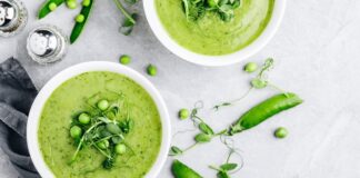 Kremalı bezelye çorbası, hem lezzeti hem de besleyici özelliğiyle son yıllarda mutfaklarda öne çıkıyor. Özellikle kış aylarında sıcak bir başlangıç olarak tercih edilen bu çorba, sofralara hem renk hem de sağlık katıyor. Klasik bezelye çorbasının kremayla buluşması, çorbanın kıvamını yumuşatırken tat profiline farklı bir dokunuş kazandırıyor. Kremalı bezelye çorbası hem çocuklar hem yetişkinler için ideal bir seçenek haline geliyor. Konulu bir haber görseli.