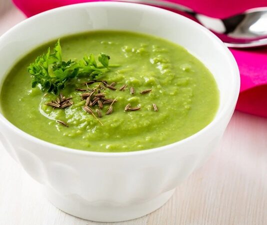 Türkiye’de özellikle son yıllarda sağlıklı beslenme alışkanlıklarının yaygınlaşmasıyla birlikte sebze çorbalarına olan ilgi belirgin şekilde arttı. Bu artışın en çok hissedildiği tariflerden biri de kuşkusuz kremalı brokoli çorbası oldu. Hem hafif yapısı hem de besleyici içeriğiyle dikkat çeken bu çorba, mutfaklarda giderek daha fazla yer buluyor. Brokolinin doğallığını kremanın yumuşak dokusuyla buluşturan tarif, hem öğünlerde ana yemek öncesi sıcak bir başlangıç hem de tek başına besleyici bir öğün olarak tercih ediliyor. Özellikle evde pratik ama aynı zamanda sağlıklı yemekler hazırlamak isteyenler için vazgeçilmez seçeneklerden biri hâline gelmiş durumda. Konulu bir haber görseli.