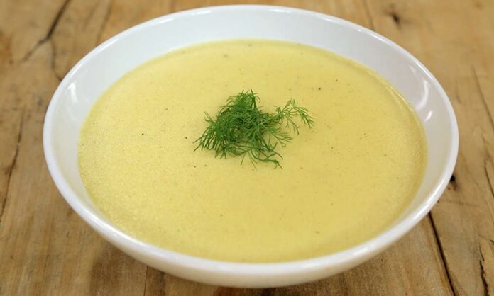 Soğuk havaların etkisini artırdığı bu günlerde, mutfaklarda en çok tercih edilen sıcak tariflerin başında kremalı çorbalar geliyor. Hem yumuşak içimi hem de doyurucu yapısıyla geniş bir kitle tarafından sevilen bu çorbalar, özellikle akşam yemeklerinde veya hafif öğünlerde ideal seçenek olarak görülüyor. Son yıllarda restoran menülerinde daha fazla yer bulan bu lezzetler, sadece pratik hazırlıklarıyla değil, aynı zamanda besleyici içerikleriyle de dikkat çekiyor. Üstelik farklı sebzelerle kolayca zenginleştirilebilmesi, kremalı çorbaları mutfaklarda çok yönlü bir seçenek haline getiriyor. Konulu bir haber görseli.