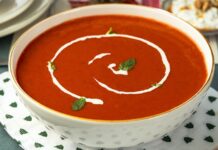 Türk mutfağında hem yaz hem kış aylarında büyük ilgi gören kremalı domates çorbası, son yıllarda restoranlardan ev mutfaklarına kadar geniş bir alanda popülerliğini artırmaya devam ediyor. Domatesin taze ve ferahlatıcı tadını kremanın yumuşak dokusuyla harmanlayan bu özel çorba, basit malzemelerle hazırlanan ama oldukça etkileyici bir lezzet sunuyor. Özellikle hafif ve dengeli başlangıçlar arayanların tercih ettiği bu çorba, pratik oluşuyla da yoğun yaşam temposuna sahip bireyler için büyük kolaylık sağlıyor. Günümüzde pek çok kişi evde daha sağlıklı tarifler hazırlamaya yöneldiği için kremalı domates çorbası tariflerinin internet üzerindeki arama hacmi de belirgin bir şekilde artmış durumda. Konulu bir haber görseli.
