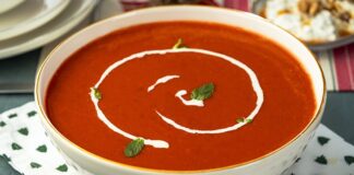 Türk mutfağında hem yaz hem kış aylarında büyük ilgi gören kremalı domates çorbası, son yıllarda restoranlardan ev mutfaklarına kadar geniş bir alanda popülerliğini artırmaya devam ediyor. Domatesin taze ve ferahlatıcı tadını kremanın yumuşak dokusuyla harmanlayan bu özel çorba, basit malzemelerle hazırlanan ama oldukça etkileyici bir lezzet sunuyor. Özellikle hafif ve dengeli başlangıçlar arayanların tercih ettiği bu çorba, pratik oluşuyla da yoğun yaşam temposuna sahip bireyler için büyük kolaylık sağlıyor. Günümüzde pek çok kişi evde daha sağlıklı tarifler hazırlamaya yöneldiği için kremalı domates çorbası tariflerinin internet üzerindeki arama hacmi de belirgin bir şekilde artmış durumda. Konulu bir haber görseli.