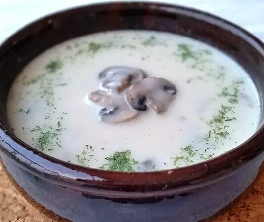 Son dönemlerde özellikle soğuk havaların artmasıyla birlikte restoranlardan ev mutfaklarına kadar geniş bir alanda popülerleşen kremalı mantar çorbası, yumuşak içimi ve zengin aromasıyla dikkat çekiyor. Birçok kişi tarafından hem akşam yemeklerinin başlangıcında hem de hafif öğünlerde tercih edilen bu çorba, krema ve mantarın uyumunu başarılı bir şekilde yansıtıyor. Üstelik farklı mantar türleriyle hazırlanabilir oluşu, lezzetini çeşitlendirmeyi mümkün hale getiriyor. Bu nedenle hem profesyonel şeflerin hem de evde yemek pişirenlerin sıkça yöneldiği tarifler arasında ilk sıralarda yer alıyor. Konulu bir haber görseli.