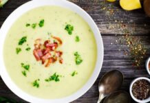 Kış aylarının gelmesiyle birlikte sıcak çorbalara olan ilgi yeniden artış göstermeye başladı. Özellikle yumuşak dokusu, hafifliği ve doyuruculuğuyla öne çıkan kremalı patates çorbası, hem ev mutfaklarında hem de restoran menülerinde sıkça tercih edilen tarifler arasında yer alıyor. Patatesin doğal tadının krema ile birleşmesi, çorbaya hem pürüzsüz bir kıvam hem de zengin bir aroma kazandırıyor. Bu nedenle özellikle yoğun iş temposuna sahip kişiler, pratik ve besleyici bir başlangıç aradıklarında sıklıkla kremalı patates çorbası hazırlamayı tercih ediyor. Konulu bir haber görseli.