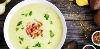 Kış aylarının gelmesiyle birlikte sıcak çorbalara olan ilgi yeniden artış göstermeye başladı. Özellikle yumuşak dokusu, hafifliği ve doyuruculuğuyla öne çıkan kremalı patates çorbası, hem ev mutfaklarında hem de restoran menülerinde sıkça tercih edilen tarifler arasında yer alıyor. Patatesin doğal tadının krema ile birleşmesi, çorbaya hem pürüzsüz bir kıvam hem de zengin bir aroma kazandırıyor. Bu nedenle özellikle yoğun iş temposuna sahip kişiler, pratik ve besleyici bir başlangıç aradıklarında sıklıkla kremalı patates çorbası hazırlamayı tercih ediyor. Konulu bir haber görseli.