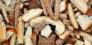 Toplumların yemek kültürü yalnızca zengin sofralar ve çeşitlilik üzerinden şekillenmez; kimi zaman sadelik, kanaat ve dayanıklılık da bu kültürün merkezinde yer alır. Kuru Ekmekle Yemek, bu açıdan bakıldığında hem tarihsel hem de toplumsal anlamlar taşıyan güçlü bir sofra pratiğidir. Yoklukla, sabırla ve paylaşmayla özdeşleşen bu alışkanlık, sadece beslenme biçimi değil, aynı zamanda bir yaşam felsefesini de yansıtır. Konulu bir haber görseli.