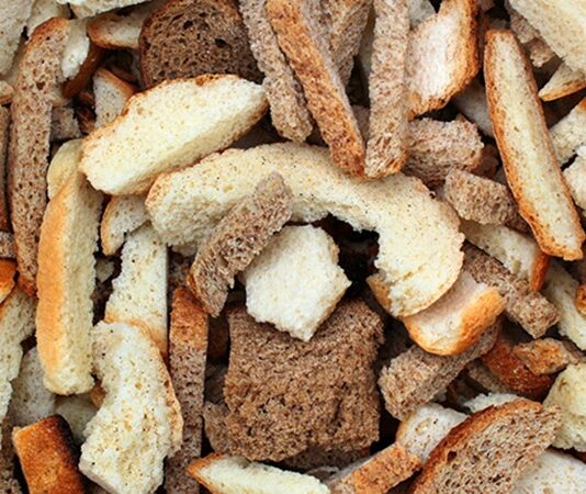 Toplumların yemek kültürü yalnızca zengin sofralar ve çeşitlilik üzerinden şekillenmez; kimi zaman sadelik, kanaat ve dayanıklılık da bu kültürün merkezinde yer alır. Kuru Ekmekle Yemek, bu açıdan bakıldığında hem tarihsel hem de toplumsal anlamlar taşıyan güçlü bir sofra pratiğidir. Yoklukla, sabırla ve paylaşmayla özdeşleşen bu alışkanlık, sadece beslenme biçimi değil, aynı zamanda bir yaşam felsefesini de yansıtır. Konulu bir haber görseli.