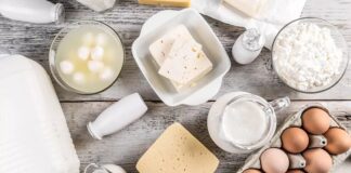 Son yıllarda beslenme dünyasında öne çıkan konulardan biri de laktozsuz yemek anlayışı oluyor. Özellikle sindirim hassasiyetleri konusunda artan farkındalık, bireyleri tükettikleri süt ve süt ürünlerini daha dikkatli seçmeye yöneltiyor. Laktoz içeren gıdaların bazı kişilerde rahatsızlık yaratabilmesi, bu beslenme biçiminin yalnızca bir zorunluluk değil, aynı zamanda bilinçli bir tercih olarak görülmesine neden oluyor. Bu durum, laktozsuz mutfağın günlük hayatta daha fazla yer bulmasını sağlıyor. Konulu bir haber görseli.