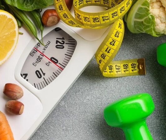 Lenfatik sistem, vücudun bağışıklık ve toksin atılımında kritik bir rol oynar. Bu sistemin sağlıklı çalışması, genel enerji seviyesi, bağışıklık fonksiyonları ve hücresel sağlık açısından büyük önem taşır. Lenfatik sistem diyeti, lenf akışını destekleyen besinlerle hazırlanmış bir beslenme yaklaşımıdır ve vücudu doğal yolla arındırmayı hedefler. Bu diyet, hem detoksifikasyonu kolaylaştırır hem de inflamasyon riskini azaltır. Konulu bir haber görseli.