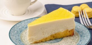 Tatlı dünyasında son yıllarda öne çıkan lezzetlerden biri olan limonlu cheesecake, yoğun dokusuna rağmen ferah tadıyla geniş bir kitleye hitap etmeyi başarıyor. Kremamsı yapısı, limonun canlı aroması ve dengeli tat profili sayesinde bu tatlı, klasik cheesecake anlayışına hafif bir yorum getiriyor. Özellikle tatlıyı ağır bulmayan ama doyurucu bir lezzet arayanlar için limonlu cheesecake, ideal bir alternatif olarak öne çıkıyor. Konulu bir haber görseli.