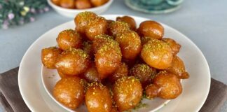 Lokma Tatlısı Gelenekten Günümüze Ulaşan Benzersiz Bir Lezzet Türkiye’nin en sevilen tatlılarından biri olan lokma tatlısı, geçmişten bugüne gelen bir kültür mirasının lezzete dönüşmüş hâli olarak dikkat çekiyor. Osmanlı mutfağında önemli bir yere sahip olan lokma, günümüzde sokak lezzeti olarak yaygınlaşmış ve neredeyse her şehirde farklı hazırlanış şekilleriyle sunulmaya başlamıştır. Özellikle son yıllarda özel günlerde, hayır etkinliklerinde ve sosyal organizasyonlarda daha sık karşımıza çıkan lokma tatlısı, geleneksel tariften modern tariflere kadar geniş bir çeşitlilik sunmaya devam ediyor. Bu nedenle hem nostalji taşıyan hem de yeniliğe açık bir tatlı olarak gastronomideki yerini pekiştiriyor. Konulu bir haber görseli.