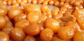 Türk mutfağının en köklü tatlılarından biri olan lokma, yüzyıllardır hem Anadolu’nun hem de Ege’nin kültürel mirasını taşımaya devam eden özel bir lezzet olarak öne çıkıyor. Özellikle paylaşma, bereket ve toplumsal dayanışmayı temsil eden bu tatlı, günümüzde sadece geleneksel törenlerde değil, modern gastronomi alanında da sıkça tercih edilen bir tat haline geldi. Hafif kabaran hamurunun kızgın yağda altın rengi alması ve ardından şerbetle buluşması, lokmayı eşsiz kılan temel özelliklerden biri. Sokak tezgâhlarının değişmeyen yüzü olan lokma, bugün artık restoranlarda ve kafelerde de farklı sunumlarla yer buluyor. Konulu bir haber görseli.