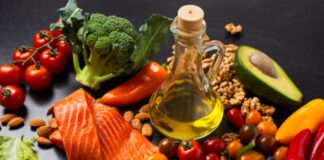 MIND Diyeti Beyin Sağlığını Koruyan Beslenme Yaklaşımı Olarak Öne Çıkıyor MIND Diyeti, son yıllarda özellikle beyin sağlığına odaklanan beslenme modelleri arasında dikkat çekici bir yere sahip olmaya başladı. Bilimsel araştırmalarla desteklenen bu diyet, yaşlanmaya bağlı zihinsel gerilemeyi yavaşlatmayı ve nörolojik hastalık riskini azaltmayı hedefliyor. Modern yaşamın getirdiği stres, düzensiz beslenme ve işlenmiş gıdaların artan tüketimi düşünüldüğünde, MIND Diyeti hem koruyucu hem de sürdürülebilir bir beslenme yaklaşımı olarak değerlendiriliyor. Konulu bir haber görseli.