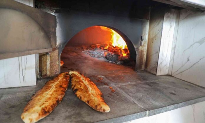 Şehirlerin hızla değiştiği, alışveriş alışkanlıklarının büyük marketlere kaydığı günümüzde mahalle fırını kültürü hâlâ güçlü bir nostalji ve ihtiyaç alanı olarak varlığını sürdürüyor. Sabah erken saatlerde sokağa yayılan ekmek kokusu, mahallelinin günlük ritmini belirleyen sessiz ama etkili bir çağrıdır. Bu fırınlar yalnızca ekmek alınan yerler değil; aynı zamanda sohbetin, selamlaşmanın ve güven duygusunun yaşandığı sosyal alanlardır. Konulu bir haber görseli.