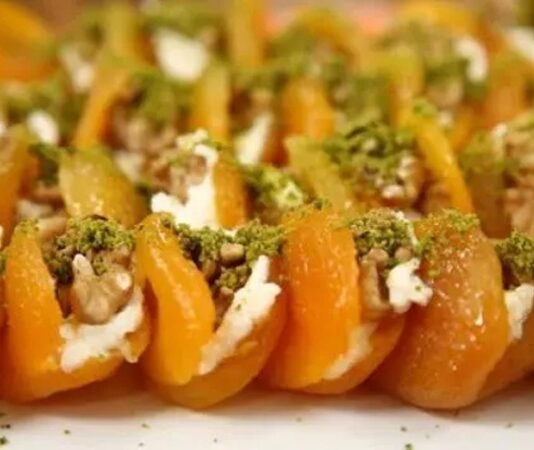 Türkiye’nin meyve cenneti olarak bilinen Malatya, dünya çapında tanınan kayısısıyla gastronomi dünyasında da özel bir yere sahip. Şehrin simgesi haline gelen bu meyve, sadece kuru haliyle değil, aynı zamanda hazırlanan eşsiz tatlılarla da geniş bir üne kavuşmuş durumda. Özellikle Malatya kayısı tatlısı, hafifliği, aromatik yapısı ve doğal malzemeleriyle hem geleneksel mutfakta hem de modern sunumlarda sıkça tercih ediliyor. Son yıllarda gastronomi turizminin artmasıyla birlikte bu tatlı, yerli ve yabancı ziyaretçilerin ilgisini daha fazla çekmeye başladı. Malatya mutfağının incisi olarak tanımlanan bu özel tatlı, doğal içeriğiyle de dikkat çekiyor. Konulu bir haber görseli.