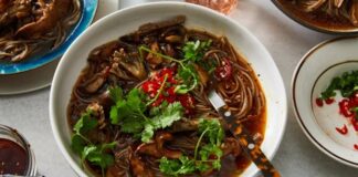 Mantarlı noodle çorbası, hem doyurucu hem de pratik bir yemek seçeneği arayanlar için ideal bir tarif olarak öne çıkıyor. Taze mantar ve noodle kombinasyonu, çorbanın hem besleyici hem de lezzetli olmasını sağlıyor. Mantarlı noodle çorbası, hızlı hazırlanabilirliği sayesinde yoğun yaşam temposuna sahip kişiler tarafından sıkça tercih ediliyor. Bu çorba, hem öğle yemeklerinde hem de akşam sofralarında keyifle tüketilebiliyor ve özellikle mantar severler için vazgeçilmez bir seçenek sunuyor. Konulu bir haber görseli.